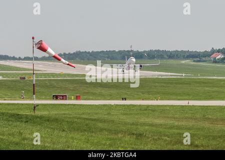 Der preiswerte Start des Wizz-Flugzeugs ist am 20. Juni 2020 am Flughafen Lech Walesa in Danzig, Polen, zu sehen (Foto: Michal Fludra/NurPhoto) Stockfoto