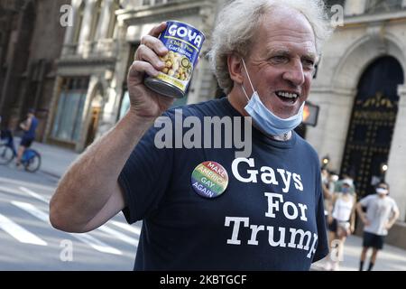 Pro-Trump-Demonstranten zeigen ihre Unterstützung für den Präsidenten in der Nähe eines neu bemalten Straßenbildes von Black Lives Matter vor dem Trump Tower in New York City, USA, am 12. Juli 2020. Dies, als eine von einer Reihe von Wandmalereien von Black Lives Matter, die in allen fünf Stadtbezirken von New York City gemalt werden, zieht Touristen und Demonstranten auf beiden Seiten der politischen Bewegung an. (Foto von John Lamparski/NurPhoto) Stockfoto