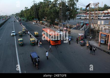 In der Nähe von Anand Vihar ISBT in Neu-Delhi, Indien, wird am 12. Juli 2020 leichter Verkehr beobachtet, da der Nachbarstaat Uttar Pradesh eine Wochenendsperre einführte, um die Ausbreitung von Covid-19 im gesamten Bundesstaat einzudämmen. Die Sperrung an Wochenenden wird ab dem kommenden Samstag und Sonntag vor allem in den überfüllten Gebieten umgesetzt. (Foto von Mayank Makhija/NurPhoto) Stockfoto