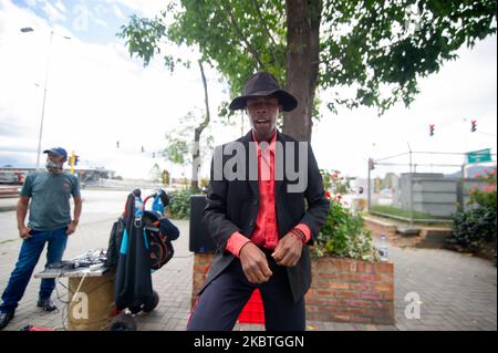 Stiven Castro, ein Michael Jackson-Imitator, tritt am 12 2020. Juli in Bogota, Kolumbien, vor Wohngebäuden auf, um die Rezession zu überleben, die durch die neuartige Coronavirus-Pandemie verursacht wurde. (Foto von Sebastian Barros/NurPhoto) Stockfoto