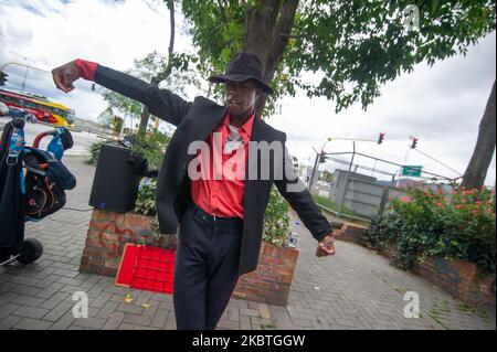 Stiven Castro, ein Michael Jackson-Imitator, tritt am 12 2020. Juli in Bogota, Kolumbien, vor Wohngebäuden auf, um die Rezession zu überleben, die durch die neuartige Coronavirus-Pandemie verursacht wurde. (Foto von Sebastian Barros/NurPhoto) Stockfoto