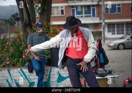 Stiven Castro, ein Michael Jackson-Imitator, tritt am 12 2020. Juli in Bogota, Kolumbien, vor Wohngebäuden auf, um die Rezession zu überleben, die durch die neuartige Coronavirus-Pandemie verursacht wurde. (Foto von Sebastian Barros/NurPhoto) Stockfoto