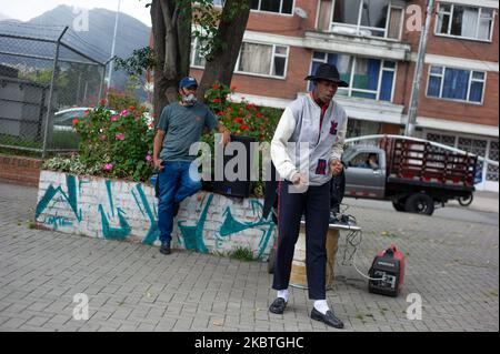 Stiven Castro, ein Michael Jackson-Imitator, tritt am 12 2020. Juli in Bogota, Kolumbien, vor Wohngebäuden auf, um die Rezession zu überleben, die durch die neuartige Coronavirus-Pandemie verursacht wurde. (Foto von Sebastian Barros/NurPhoto) Stockfoto