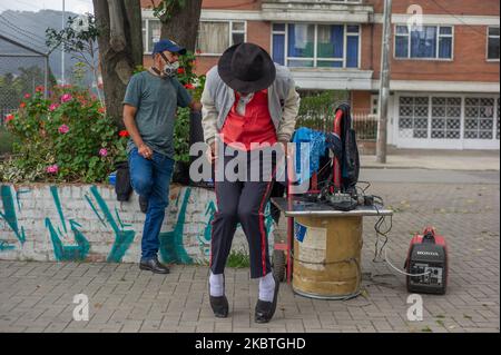 Stiven Castro, ein Michael Jackson-Imitator, tritt am 12 2020. Juli in Bogota, Kolumbien, vor Wohngebäuden auf, um die Rezession zu überleben, die durch die neuartige Coronavirus-Pandemie verursacht wurde. (Foto von Sebastian Barros/NurPhoto) Stockfoto