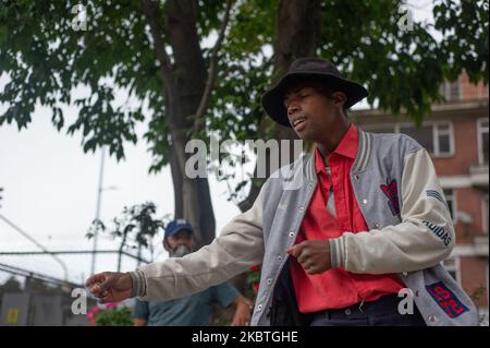 Stiven Castro, ein Michael Jackson-Imitator, tritt am 12 2020. Juli in Bogota, Kolumbien, vor Wohngebäuden auf, um die Rezession zu überleben, die durch die neuartige Coronavirus-Pandemie verursacht wurde. (Foto von Sebastian Barros/NurPhoto) Stockfoto