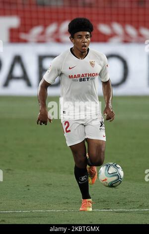 Jules Kounde aus Sevilla kontrolliert den Ball während des Liga-Spiels zwischen dem FC Sevilla und der RCD Mallorca im Estadio Ramon Sanchez Pizjuan am 12. Juli 2020 in Sevilla, Spanien. (Foto von Jose Breton/Pics Action/NurPhoto) Stockfoto