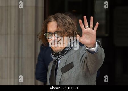 Johnny Depp trifft am fünften Tag der Anhörung zum Verleumdungsverfahren gegen die Zeitung Sun am 13. Juli 2020 in London, England, vor den königlichen Gerichtshöfen ein. Johnny Depp verklagt den Herausgeber der Sun, News Group Newspapers, wegen eines Artikels aus dem Jahr 2018, in dem er beschuldigt wurde, während ihrer Ehe gewalttätig gegenüber seiner Ex-Frau Amber zu sein. (Foto von Wiktor Szymanowicz/NurPhoto) Stockfoto