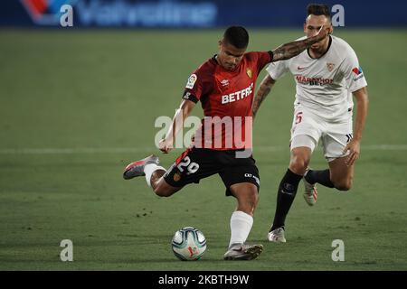 Cucho Hernandez aus Mallorca schießt am 12. Juli 2020 in Sevilla, Spanien, gegen Lucas Ocampos aus Sevilla während des Liga-Spiels zwischen dem FC Sevilla und der RCD Mallorca im Estadio Ramon Sanchez Pizjuan. (Foto von Jose Breton/Pics Action/NurPhoto) Stockfoto