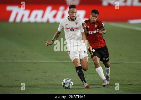 Cucho Hernandez aus Mallorca und Lucas Ocampos aus Sevilla treten beim Ligaspiel zwischen dem FC Sevilla und der RCD Mallorca am 12. Juli 2020 im Estadio Ramon Sanchez Pizjuan in Sevilla, Spanien, um den Ball an. (Foto von Jose Breton/Pics Action/NurPhoto) Stockfoto