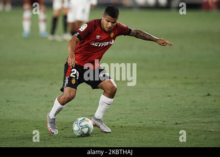 Cucho Hernandez aus Mallorca schießt am 12. Juli 2020 im Estadio Ramon Sanchez Pizjuan im Ligaspiel zwischen dem FC Sevilla und der RCD Mallorca auf das Tor. (Foto von Jose Breton/Pics Action/NurPhoto) Stockfoto