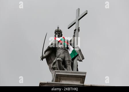 Cityhall-Arbeiter entfernen einen Schal des Fußballvereins Legia Warszawa, der illegal von Fußballfans auf einer markanten hohen Säulenstatue des polnischen Königs Zygmunt III Waza (Sigismund-Säule) aufgestellt wurde, da Legia Warszawa die Meisterschaften Polens am 11. Juli gewonnen hat - Warschau, Polen, 13. Juli 2020. Die Säule ist mehr als 10 Meter hoch und die Polizei kann nicht angeben, wie der Schal auf den Hals der Statue gelegt wurde. (Foto von Dominika Zarzycka/NurPhoto) Stockfoto