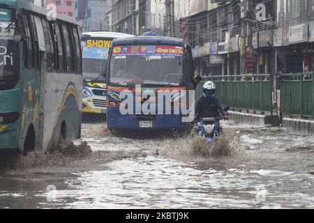 Am 13. Juli 2020 versuchen die Fahrzeuge mit den Fahrgästen durch die wasserdichten Straßen von Dhaka zu fahren, nachdem starke Regenfälle fast zum Stillstand gekommen waren. Nach heftigen Monsunregen überfluteten die meisten Gebiete in der Hauptstadt Dhaka in Bangladesch. (Foto von Mamunur Rashid/NurPhoto) Stockfoto