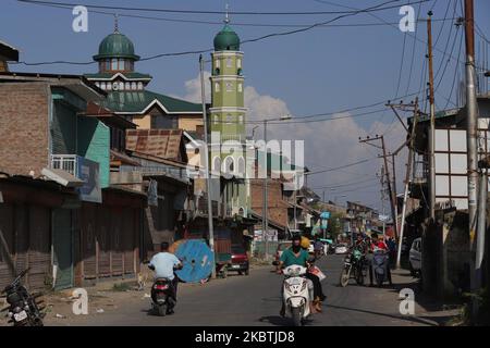 Pendler gehen am 13. juli 2020 in der Nähe von Masjid Ibrahim, New Colony im zweiten Bezirk Baramulla jammu und kaschmir indien (Foto von Nasir Kachroo/NurPhoto) Stockfoto