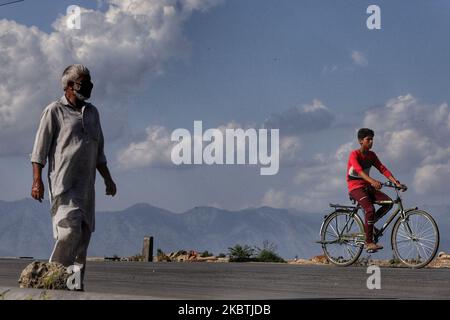 Kashmiri-Männer gehen in der zweiten Stadt des Distrikts Baramulla, Jammu und Kaschmir indien 13. Juli 2020 (Foto von Nasir Kachroo/NurPhoto) Stockfoto