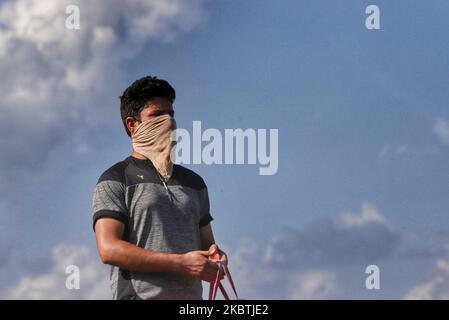 Ein Mann, der eine Maske trägt, als er in der zweiten Stadt, im Distrikt Baramulla, Jammu und in Kaschmir indien spaziert 13. Juli 2020 (Foto von Nasir Kachroo/NurPhoto) Stockfoto