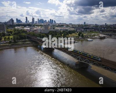 Am 13. Juli 2020 überquert ein Zug die Swietokrzyski-Brücke über die Weichsel mit der Skyline der Stadt im Hintergrund in Warschau, Polen. (Foto von Jaap Arriens/NurPhoto) Stockfoto