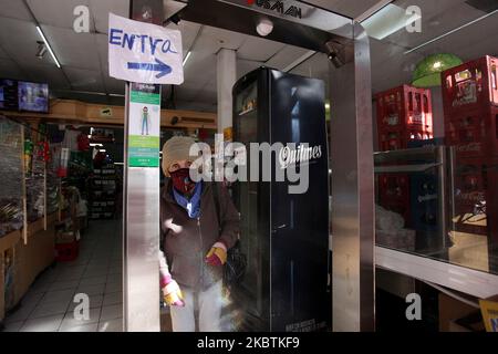 Argentinien, Palermo, 14. Juli 2020: Ein chinesischer Supermarkt in der Nachbarschaft von Palermo installierte eine desinfizierende Veranda, die das Risiko der Ausbreitung und Ausbreitung des Virus Covid19 reduziert. Die Verschärfung der präventiven und obligatorischen sozialen Isolation wird mindestens bis Juli 17 in der Stadt Buenos Aires herrschen. (Foto von Carol Smiljan/NurPhoto) Stockfoto