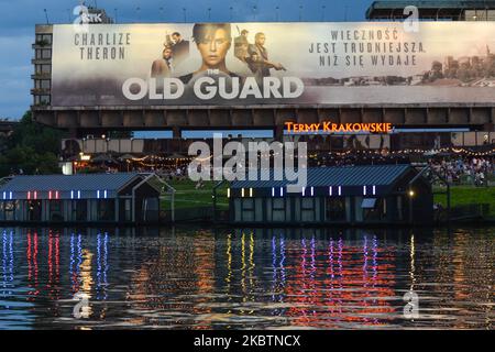 Eine Anzeige für den amerikanischen Actionfilm Old Guard Netflix von Gina Prince-Bythewood basierend auf seinem gleichnamigen Comic, der in Krakau zu sehen war. Die Alte Garde wurde am 10. Juli 2020 auf Netflix am 15. Juli 2020 in Krakau, Polen, freigelassen. (Foto von Artur Widak/NurPhoto) Stockfoto