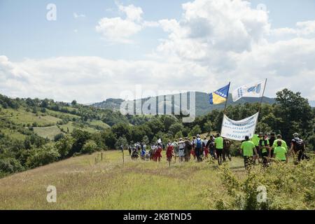 Die Kolonne geht am 8. Juli 2020 nach Glodi in Bosnien und Herzegowina, wo das erste Lager aufgestellt wird, 26 Kilometer vom Startpunkt des marsches entfernt. Der Mars Mira (Friedensmarsch) ist eine Wanderung, die seit 2005 jährlich zwischen dem 8. Und 10. Juli zum Gedenken an die Opfer des Völkermordes in Srebrenica von 1995 organisiert wird. Während der drei Tage, an denen der marsch stattfindet, wandern die Teilnehmer auf der Straße und vor allem durch steile Berge, die Strecke, die die Städte Nezuk und Potocari verbindet, wo sich der Srebrenica Genozid-Gedenkfriedhof befindet. (Foto von Jose Antonio Sanche Stockfoto