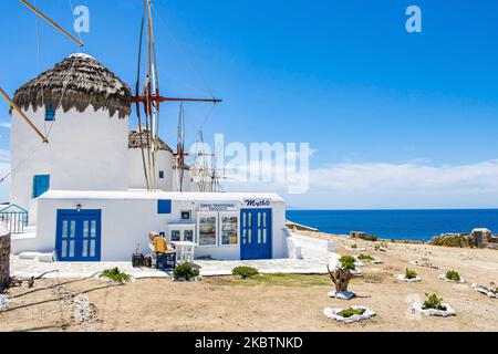 Die berühmten Windmühlen auf der Insel Mykonos, Kykladen-Inseln, Ägäis, Griechenland am 14. Juli 2020. Wegen der von Griechenland angewandten Maßnahmen zur Pandemie des Coronavirus und des Verkehrsverbots gibt es fast niemanden an den Windmühlen. Es gibt 16 Windmühlen auf der Insel, 5 davon oberhalb von Chora oder Mykonos Town, der Hauptstadt der Insel. Die Windmühlen wurden im 16.. Jahrhundert von den Venezianern gebaut, aber ihre Bauten dauerten bis zum 20.. Jahrhundert an. Die berühmte griechische Mittelmeerinsel wird mit weiß getünchten traditionellen Gebäuden wie Windmühlen oder einer kleinen Kirche als Insel der Winde bezeichnet. Mykon Stockfoto