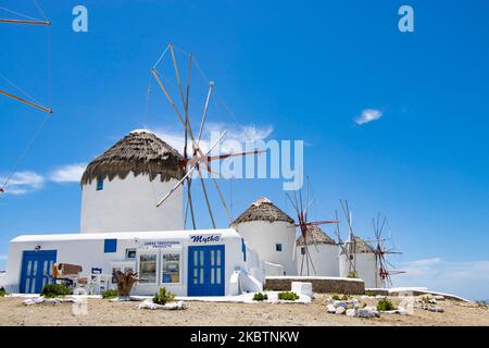 Die berühmten Windmühlen auf der Insel Mykonos, Kykladen-Inseln, Ägäis, Griechenland am 14. Juli 2020. Wegen der von Griechenland angewandten Maßnahmen zur Pandemie des Coronavirus und des Verkehrsverbots gibt es fast niemanden an den Windmühlen. Es gibt 16 Windmühlen auf der Insel, 5 davon oberhalb von Chora oder Mykonos Town, der Hauptstadt der Insel. Die Windmühlen wurden im 16.. Jahrhundert von den Venezianern gebaut, aber ihre Bauten dauerten bis zum 20.. Jahrhundert an. Die berühmte griechische Mittelmeerinsel wird mit weiß getünchten traditionellen Gebäuden wie Windmühlen oder einer kleinen Kirche als Insel der Winde bezeichnet. Mykon Stockfoto