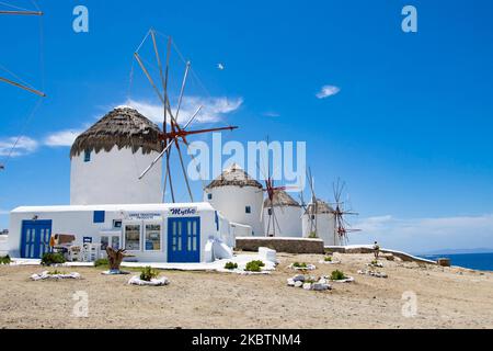 Die berühmten Windmühlen auf der Insel Mykonos, Kykladen-Inseln, Ägäis, Griechenland am 14. Juli 2020. Wegen der von Griechenland angewandten Maßnahmen zur Pandemie des Coronavirus und des Verkehrsverbots gibt es fast niemanden an den Windmühlen. Es gibt 16 Windmühlen auf der Insel, 5 davon oberhalb von Chora oder Mykonos Town, der Hauptstadt der Insel. Die Windmühlen wurden im 16.. Jahrhundert von den Venezianern gebaut, aber ihre Bauten dauerten bis zum 20.. Jahrhundert an. Die berühmte griechische Mittelmeerinsel wird mit weiß getünchten traditionellen Gebäuden wie Windmühlen oder einer kleinen Kirche als Insel der Winde bezeichnet. Mykon Stockfoto