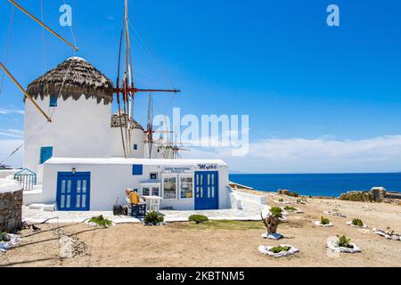 Die berühmten Windmühlen auf der Insel Mykonos, Kykladen-Inseln, Ägäis, Griechenland am 14. Juli 2020. Wegen der von Griechenland angewandten Maßnahmen zur Pandemie des Coronavirus und des Verkehrsverbots gibt es fast niemanden an den Windmühlen. Es gibt 16 Windmühlen auf der Insel, 5 davon oberhalb von Chora oder Mykonos Town, der Hauptstadt der Insel. Die Windmühlen wurden im 16.. Jahrhundert von den Venezianern gebaut, aber ihre Bauten dauerten bis zum 20.. Jahrhundert an. Die berühmte griechische Mittelmeerinsel wird mit weiß getünchten traditionellen Gebäuden wie Windmühlen oder einer kleinen Kirche als Insel der Winde bezeichnet. Mykon Stockfoto