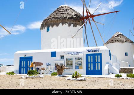 Die berühmten Windmühlen auf der Insel Mykonos, Kykladen-Inseln, Ägäis, Griechenland am 14. Juli 2020. Wegen der von Griechenland angewandten Maßnahmen zur Pandemie des Coronavirus und des Verkehrsverbots gibt es fast niemanden an den Windmühlen. Es gibt 16 Windmühlen auf der Insel, 5 davon oberhalb von Chora oder Mykonos Town, der Hauptstadt der Insel. Die Windmühlen wurden im 16.. Jahrhundert von den Venezianern gebaut, aber ihre Bauten dauerten bis zum 20.. Jahrhundert an. Die berühmte griechische Mittelmeerinsel wird mit weiß getünchten traditionellen Gebäuden wie Windmühlen oder einer kleinen Kirche als Insel der Winde bezeichnet. Mykon Stockfoto