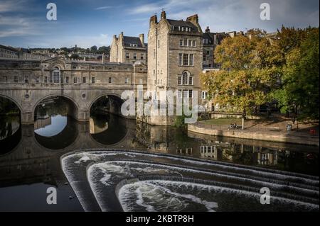 Bilder aus der Stadt Bath, Somerset, England, Großbritannien. Blick auf den Fluss Avon und die Pulteney Bridge. Bild von Paul Heyes, Dienstag/Mittwoch Stockfoto