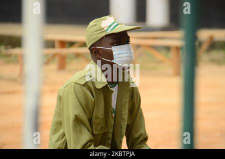 Ein Mitglied des National Youth Service Corps (NYSC) mit einer Gesichtsmaske im Bundesstaat Ogun wartet während der Zeremonie, bei der die 2019 Mitglieder des Batch B Stream II-Korps am 16. Juli 2020 im Bundesstaat Ogun übergeben wurden, auf die Unterzeichnung eines Entladungsbescheinigungsregisters. (Foto von Olukayode Jaiyeola/NurPhoto Stockfoto