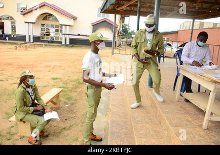 Ein Mitglied des National Youth Service Corps (NYSC) im Bundesstaat Ogun wartet in der Schlange auf die Unterzeichnung eines Entladungsbescheinigungsregisters während der Zeremonie zur Übergabe der 2019 Mitglieder des Batches B Stream II-Korps im Bundesstaat Ogun am 16. Juli 2020. (Foto von Olukayode Jaiyeola/NurPhoto Stockfoto