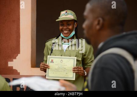 Ein Mitglied des National Youth Service Corps (NYSC) im Bundesstaat Ogun posiert mit ihrer Bescheinigung für ein Bild während der Vergehungszeremonie der 2019 Mitglieder des Batchkorps B Stream II im Bundesstaat Ogun am 16. Juli 2020. (Foto von Olukayode Jaiyeola/NurPhoto Stockfoto