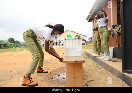Ein Mitglied des National Youth Service Corps (NYSC) im Bundesstaat Ogun heilt ihre Hände gemäß den Maßnahmen am Eingang zur Eindämmungsmaßnahmen für die Ausbreitung des COVID-19-Coronavirus, während der Verstorbungs-Zeremonie der 2019 Mitglieder des Batches B Stream II-Korps im Bundesstaat Ogun am 16. Juli 2020. (Foto von Olukayode Jaiyeola/NurPhoto Stockfoto