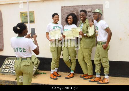 Mitglieder des National Youth Service Corps (NYSC) im Bundesstaat Ogun posieren mit ihrem Zertifikat während der Vergehungszeremonie der 2019 Mitglieder des Batchkorps B Stream II im Bundesstaat Ogun am 16. Juli 2020. (Foto von Olukayode Jaiyeola/NurPhoto Stockfoto