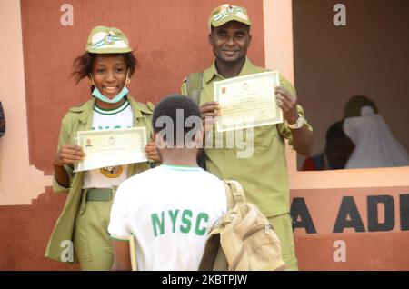Mitglieder des National Youth Service Corps (NYSC) im Bundesstaat Ogun posieren mit ihrem Zertifikat während der Vergehungszeremonie der 2019 Mitglieder des Batchkorps B Stream II im Bundesstaat Ogun am 16. Juli 2020. (Foto von Olukayode Jaiyeola/NurPhoto Stockfoto
