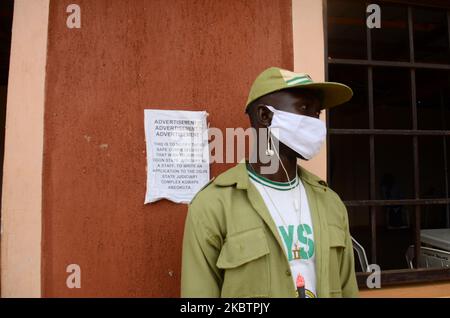Ein Mitglied des National Youth Service Corps (NYSC) im Bundesstaat Ogun schaut mit seiner Gesichtsmaske gemäß den Maßnahmen am Eingang zur Eindämmungsüberwachung des COVID-19-Coronavirus während der Verstorbungs-Zeremonie der 2019 Mitglieder des Batches B Stream II-Korps im Bundesstaat Ogun am 16. Juli 2020 nach. (Foto von Olukayode Jaiyeola/NurPhoto Stockfoto