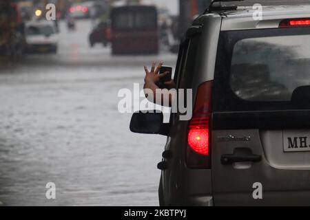 Ein Passagier nimmt am 16. Juli 2020 ein Foto der Überschwemmungsgewässer während der starken Regenfälle in Mumbai, Indien, auf. Der Monsun in Indien dauert offiziell von Juni bis September. (Foto von Himanshu Bhatt/NurPhoto) Stockfoto