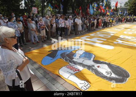 Die Ukrainer nehmen am 17. Juli 2020 an einer Kundgebung gegen ein Gesetz Teil, das es ermöglicht, den Gebrauch der ukrainischen Sprache in den Schulen in der Nähe des ukrainischen Parlamentsgebäudes in Kiew, Ukraine, zu reduzieren. Ukrainer versammelten sich für ihren Protest gegen die Annahme des Gesetzentwurfs ? 2362 „über Änderungen an einigen Rechtsakten der Ukraine bezüglich des Unterrichts der Staatssprache in Bildungseinrichtungen“, Was die Abschaffung des Übergangs der Schüler der Klassen 5-11 der Russisch-Sprachschulen in die ukrainische Unterrichtssprache ab dem 01. September 2020 und die Erlaubnis, mehrere s zu unterrichten, vorsieht Stockfoto