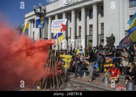 Demonstranten verbrennen Rauchgranaten und Trommeln auf Eimern während einer Kundgebung gegen ein Gesetz, das die Ausweitung der russischen Sprache im Bildungssystem der Ukraine vor dem parlamentsgebäude in Kiew, Ukraine, anbietet 17. Juli 2020 (Foto: Maxym Marusenko/NurPhoto) Stockfoto