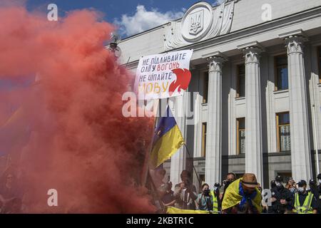 Demonstranten verbrennen Rauchgranaten und Trommeln auf Eimern während einer Kundgebung gegen ein Gesetz, das die Ausweitung der russischen Sprache im Bildungssystem der Ukraine vor dem parlamentsgebäude in Kiew, Ukraine, anbietet 17. Juli 2020 (Foto: Maxym Marusenko/NurPhoto) Stockfoto