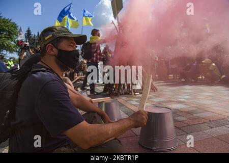 Demonstranten verbrennen Rauchgranaten und Trommeln auf Eimern während einer Kundgebung gegen ein Gesetz, das die Ausweitung der russischen Sprache im Bildungssystem der Ukraine vor dem parlamentsgebäude in Kiew, Ukraine, anbietet 17. Juli 2020 (Foto: Maxym Marusenko/NurPhoto) Stockfoto