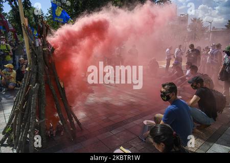 Demonstranten verbrennen Rauchgranaten und Trommeln auf Eimern während einer Kundgebung gegen ein Gesetz, das die Ausweitung der russischen Sprache im Bildungssystem der Ukraine vor dem parlamentsgebäude in Kiew, Ukraine, anbietet 17. Juli 2020 (Foto: Maxym Marusenko/NurPhoto) Stockfoto