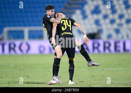 Cristiano Biraghi vom FC Internazionale feiert am 16. Juli 2020 mit Alessandro Bastoni vom FC Internazionale einen zweiten Treffer in der Serie A zwischen Spal und dem FC Internazionale im Stadio Paolo Mazza, Ferrara, Italien. (Foto von Giuseppe Maffia/NurPhoto) Stockfoto