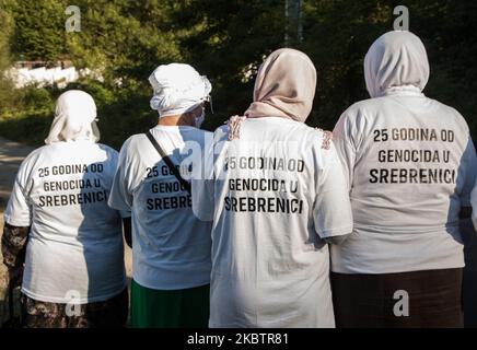 Jedes Jahr kommen am 11. Juli 2020 viele Menschen zur Potocari-Gedenkstätte in Bosnien und Herzegowina, um den Opfern des Genozids Tribut zu zollen. Das Srebrenica Völkermord Memorial, offiziell bekannt als Srebrenica-Potocari Monument und Friedhof für Opfer des Völkermordes, wurde zu Ehren der Opfer des Massakers von 1995 errichtet. In diesem Jahr wurde das Gedenken an den fünfundzwanzigsten Jahrestag des Massakers von Srebrenica durch die Coronavirus-Pandemie mit einer Zeremonie am Potocari-Denkmal mit mehr Sicherheits- und Hygienemaßnahmen, mit vielen Masken und ohne die Anwesenheit ausländischer Führer gekennzeichnet. (Pho Stockfoto