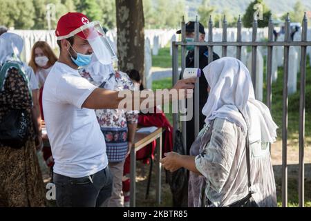 Jedes Jahr kommen am 11. Juli 2020 viele Menschen zur Potocari-Gedenkstätte in Bosnien und Herzegowina, um den Opfern des Genozids Tribut zu zollen. Das Srebrenica Völkermord Memorial, offiziell bekannt als Srebrenica-Potocari Monument und Friedhof für Opfer des Völkermordes, wurde zu Ehren der Opfer des Massakers von 1995 errichtet. In diesem Jahr wurde das Gedenken an den fünfundzwanzigsten Jahrestag des Massakers von Srebrenica durch die Coronavirus-Pandemie mit einer Zeremonie am Potocari-Denkmal mit mehr Sicherheits- und Hygienemaßnahmen, mit vielen Masken und ohne die Anwesenheit ausländischer Führer gekennzeichnet. (Pho Stockfoto