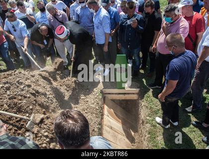 Tausende Familienmitglieder und Überlebende besuchten am 11. Juli 2020 den Friedhof von Potocari, Bosnien und Herzegowina, um die neun Opfer, die in den letzten zwölf Monaten identifiziert wurden, in einer emotionalen und bedeutungsvollen Zeremonie zu begraben und zu entlassen. Das Srebrenica Völkermord Memorial, offiziell bekannt als Srebrenica-Potocari Monument und Friedhof für Opfer des Völkermordes, wurde zu Ehren der Opfer des Massakers von 1995 errichtet. In diesem Jahr wurde das Gedenken an den 25. Jahrestag des Massakers von Srebrenica durch die Coronavirus-Pandemie mit einer Zeremonie am Potocari-Denkmal mit mehr Sicherheit gekennzeichnet Stockfoto