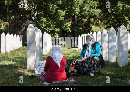 Jedes Jahr kommen am 11. Juli 2020 viele Menschen zur Potocari-Gedenkstätte in Bosnien und Herzegowina, um den Opfern des Genozids Tribut zu zollen. Das Srebrenica Völkermord Memorial, offiziell bekannt als Srebrenica-Potocari Monument und Friedhof für Opfer des Völkermordes, wurde zu Ehren der Opfer des Massakers von 1995 errichtet. In diesem Jahr wurde das Gedenken an den fünfundzwanzigsten Jahrestag des Massakers von Srebrenica durch die Coronavirus-Pandemie mit einer Zeremonie am Potocari-Denkmal mit mehr Sicherheits- und Hygienemaßnahmen, mit vielen Masken und ohne die Anwesenheit ausländischer Führer gekennzeichnet. (Pho Stockfoto