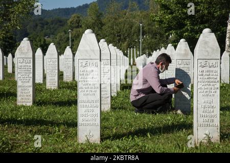 Jedes Jahr kommen am 11. Juli 2020 viele Menschen zur Potocari-Gedenkstätte in Bosnien und Herzegowina, um den Opfern des Genozids Tribut zu zollen. Das Srebrenica Völkermord Memorial, offiziell bekannt als Srebrenica-Potocari Monument und Friedhof für Opfer des Völkermordes, wurde zu Ehren der Opfer des Massakers von 1995 errichtet. In diesem Jahr wurde das Gedenken an den fünfundzwanzigsten Jahrestag des Massakers von Srebrenica durch die Coronavirus-Pandemie mit einer Zeremonie am Potocari-Denkmal mit mehr Sicherheits- und Hygienemaßnahmen, mit vielen Masken und ohne die Anwesenheit ausländischer Führer gekennzeichnet. (Pho Stockfoto