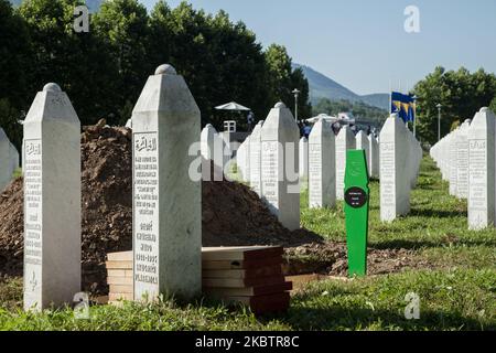 Jedes Jahr kommen am 11. Juli 2020 viele Menschen zur Potocari-Gedenkstätte in Bosnien und Herzegowina, um den Opfern des Genozids Tribut zu zollen. Das Srebrenica Völkermord Memorial, offiziell bekannt als Srebrenica-Potocari Monument und Friedhof für Opfer des Völkermordes, wurde zu Ehren der Opfer des Massakers von 1995 errichtet. In diesem Jahr wurde das Gedenken an den fünfundzwanzigsten Jahrestag des Massakers von Srebrenica durch die Coronavirus-Pandemie mit einer Zeremonie am Potocari-Denkmal mit mehr Sicherheits- und Hygienemaßnahmen, mit vielen Masken und ohne die Anwesenheit ausländischer Führer gekennzeichnet. (Pho Stockfoto