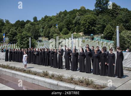 Jedes Jahr kommen am 11. Juli 2020 viele Menschen zur Potocari-Gedenkstätte in Bosnien und Herzegowina, um den Opfern des Genozids Tribut zu zollen. Das Srebrenica Völkermord Memorial, offiziell bekannt als Srebrenica-Potocari Monument und Friedhof für Opfer des Völkermordes, wurde zu Ehren der Opfer des Massakers von 1995 errichtet. In diesem Jahr wurde das Gedenken an den fünfundzwanzigsten Jahrestag des Massakers von Srebrenica durch die Coronavirus-Pandemie mit einer Zeremonie am Potocari-Denkmal mit mehr Sicherheits- und Hygienemaßnahmen, mit vielen Masken und ohne die Anwesenheit ausländischer Führer gekennzeichnet. (Pho Stockfoto